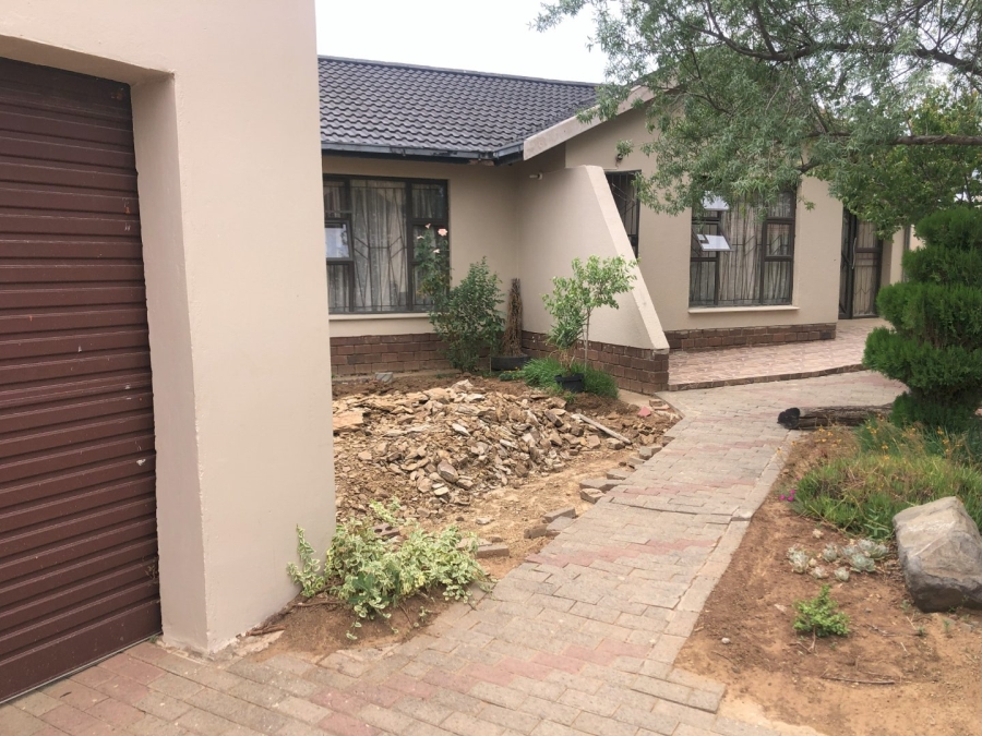 4 Bedroom Property for Sale in Molifi Tau Kloof Free State